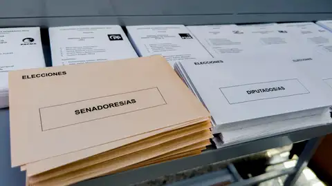 Papeletas y sobres en un colegio en las elecciones del 23J Papeletas y sobres en un colegio en las elecciones del 23J