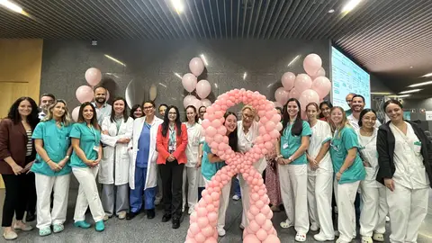 Profesionales del Hospital Quirónsalud Córdoba junto a globos y lazo rosa que simboliza la concienciación sobre el cáncer de mama. Profesionales del Hospital Quirónsalud Córdoba junto a globos y lazo rosa que simboliza la concienciación sobre el cáncer de mama.
