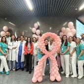 Profesionales del Hospital Quirónsalud Córdoba junto a globos y lazo rosa que simboliza la concienciación sobre el cáncer de mama.