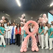Profesionales del Hospital Quirónsalud Córdoba junto a globos y lazo rosa que simboliza la concienciación sobre el cáncer de mama. Profesionales del Hospital Quirónsalud Córdoba junto a globos y lazo rosa que simboliza la concienciación sobre el cáncer de mama.