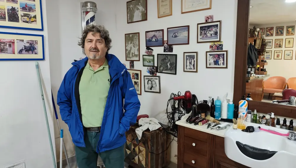 Paco Navarro en su barbería del barrio de Es Pratet Paco Navarro en su barbería del barrio de Es Pratet