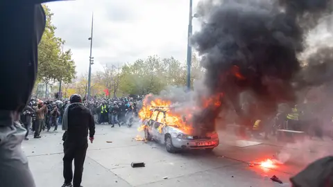 París, enfrentamientos con la policía, protesta del 17 de octubre, manifestantes se enfrentan a la policía, cañones de agua, coche en llamas París, enfrentamientos con la policía, protesta del 17 de octubre, manifestantes se enfrentan a la policía, cañones de agua, coche en llamas