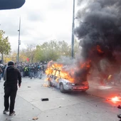 París, enfrentamientos con la policía, protesta del 17 de octubre, manifestantes se enfrentan a la policía, cañones de agua, coche en llamas París, enfrentamientos con la policía, protesta del 17 de octubre, manifestantes se enfrentan a la policía, cañones de agua, coche en llamas