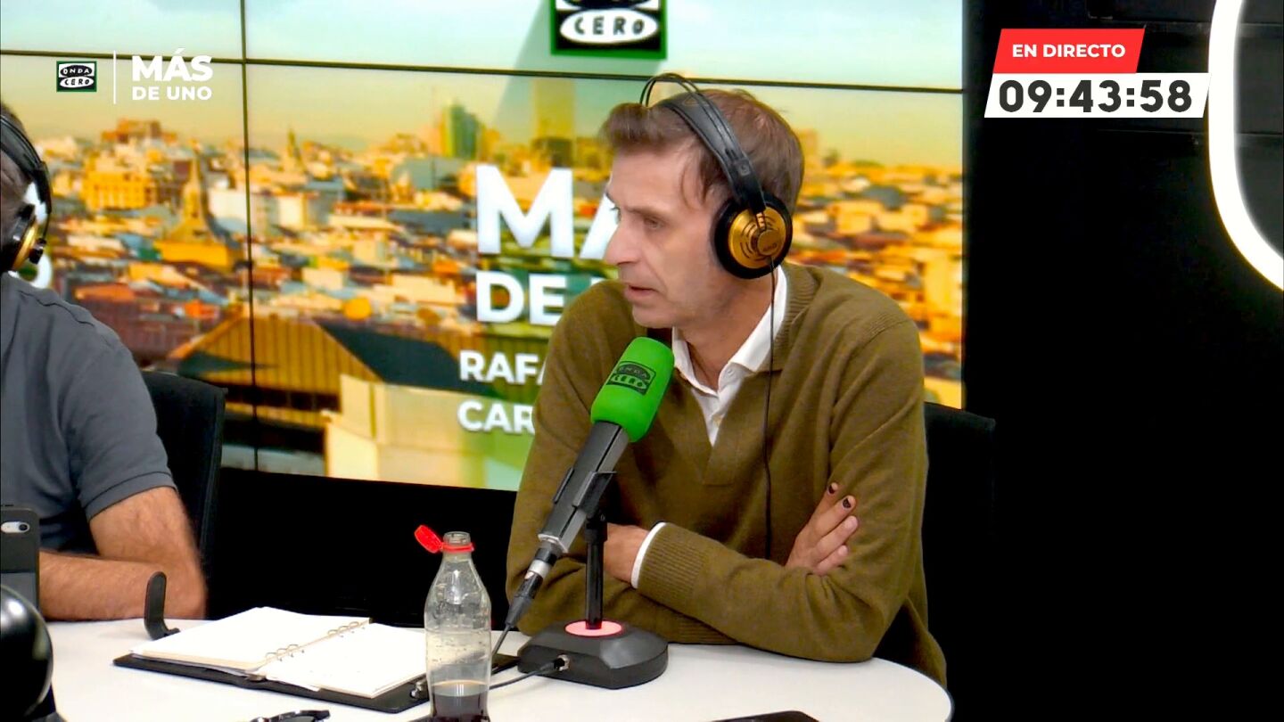 Pablo Pombo cuestiona el gesto rom&aacute;ntico de S&aacute;nchez con su mujer: "Me parece fingido el baile y el amor"