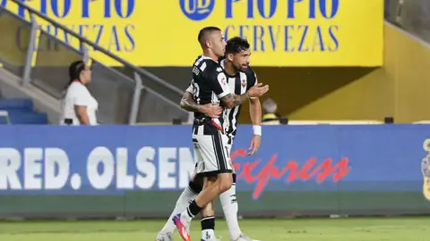 Suero y Alberto celebran uno de los goles del Castellón en Gran Canaria Suero y Alberto celebran uno de los goles del Castellón en Gran Canaria