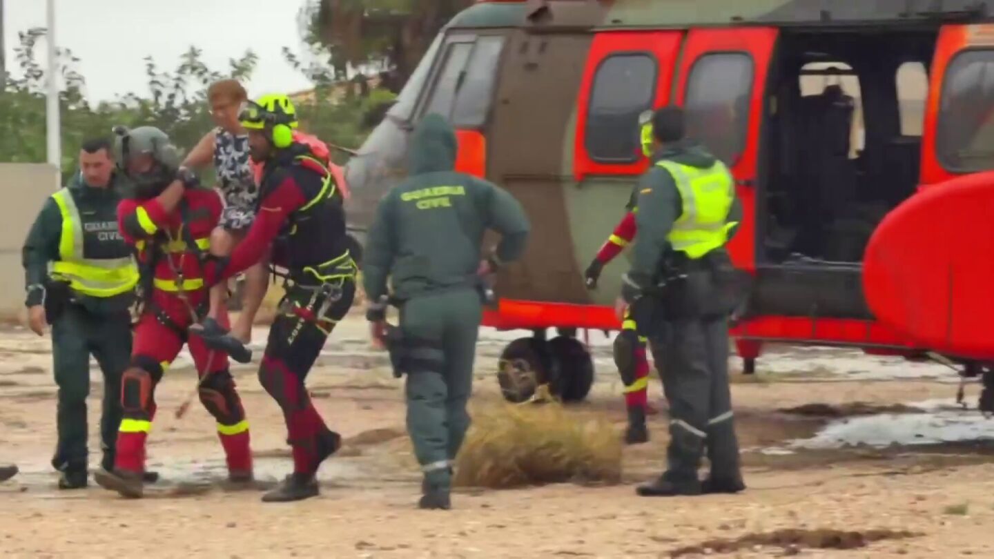 La UME rescata a una anciana por las inundaciones en el helicóptero del dispositivo especial