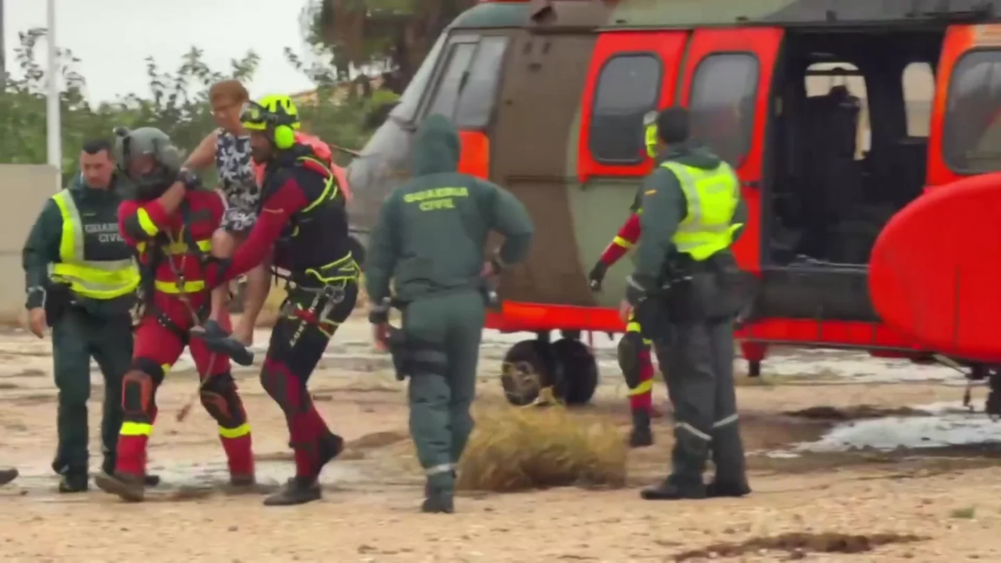 La UME rescata a una anciana por las inundaciones en el helicóptero del dispositivo especial La UME rescata a una anciana por las inundaciones en el helicóptero del dispositivo especial