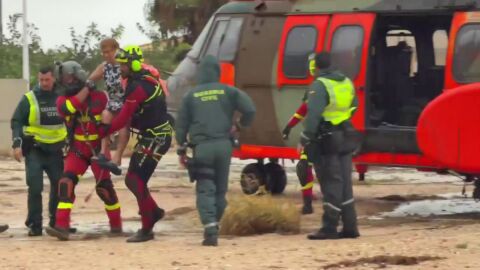 La UME rescata a una anciana por las inundaciones en el helicóptero del dispositivo especial La UME rescata a una anciana por las inundaciones en el helicóptero del dispositivo especial