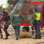 La UME rescata a una anciana por las inundaciones en el helicóptero del dispositivo especial La UME rescata a una anciana por las inundaciones en el helicóptero del dispositivo especial
