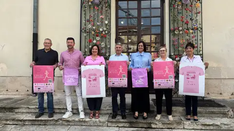 Orihuela aplaza a noviembre la X Carrera y Marcha por el Día Mundial contra el Cáncer de Mama Foto de familia durante la presentación de la marcha solidaria