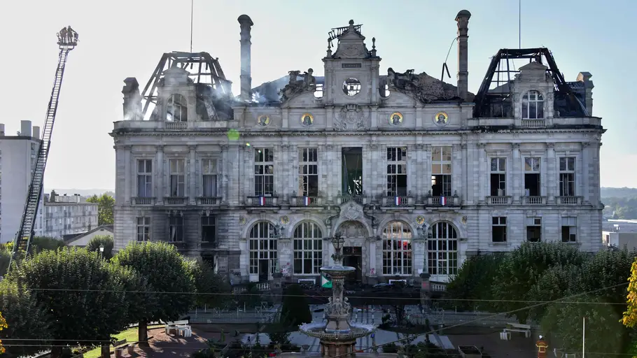 La fachada parcialmente quemada del Ayuntamiento de Limoges, un día después de los disturbios y saqueos ocurridos durante las protestas a escala nacional por el aumento del costo de la vida. El primer ministro de Francia informó que 1.200 personas fueron detenidas y 150 agentes de policía resultaron heridos en enfrentamientos con manifestantes en todo el país el 17 de octubre. La fachada parcialmente quemada del Ayuntamiento de Limoges, un día después de los disturbios y saqueos ocurridos durante las protestas a escala nacional por el aumento del costo de la vida. El primer ministro de Francia informó que 1.200 personas fueron detenidas y 150 agentes de policía resultaron heridos en enfrentamientos con manifestantes en todo el país el 17 de octubre.