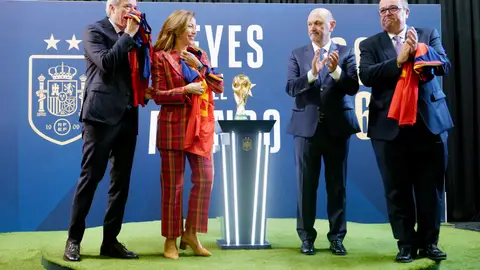 Azcón, Chueca, la copa, Lauzán y Torralba durante la recepción Azcón, Chueca, la copa, Lauzán y Torralba durante la recepción