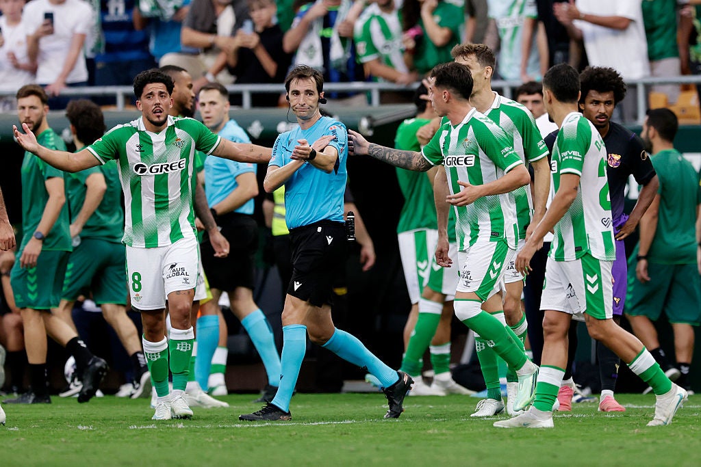 De Burgos Bengoetxea anula un polémico gol al Betis en el partido ante el Barça De Burgos Bengoetxea anula un polémico gol al Betis en el partido ante el Barça