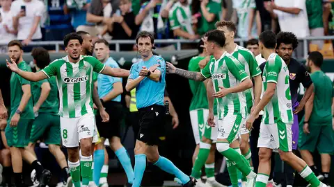De Burgos Bengoetxea anula un polémico gol al Betis en el partido ante el Barça De Burgos Bengoetxea anula un polémico gol al Betis en el partido ante el Barça