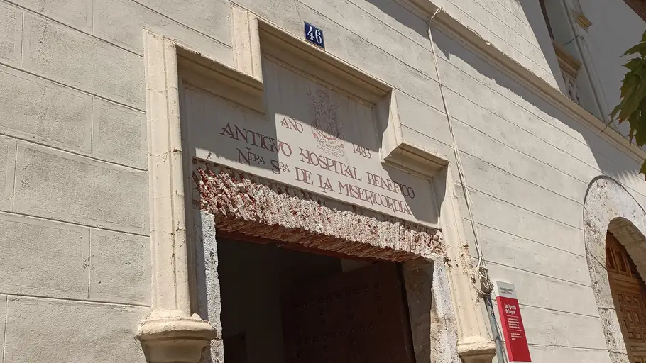 El Hospital de Antezana conmemora hoy el 543 aniversario de su fundación Acceso al Hospital de Antezana, en Alcalá de Henares