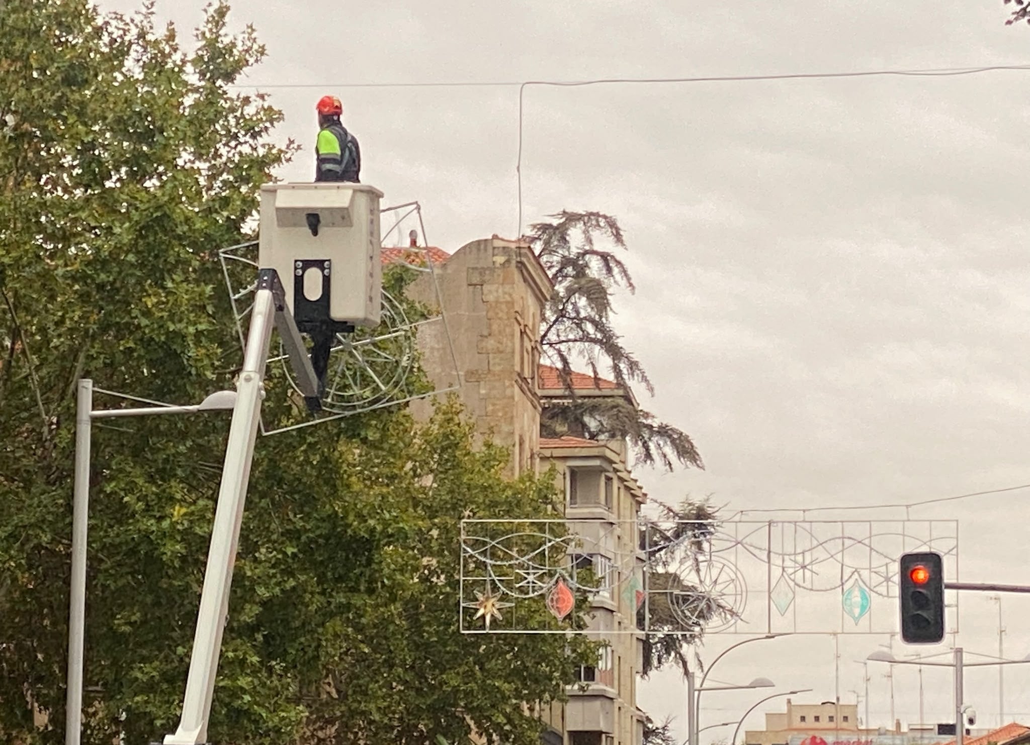 Un operario coloca los soportes en el paseo de la Estación Un operario coloca los soportes en el paseo de la Estación