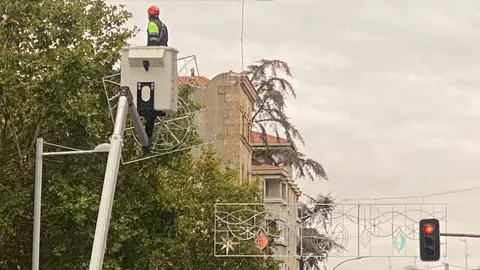 Un operario coloca los soportes en el paseo de la Estación Un operario coloca los soportes en el paseo de la Estación