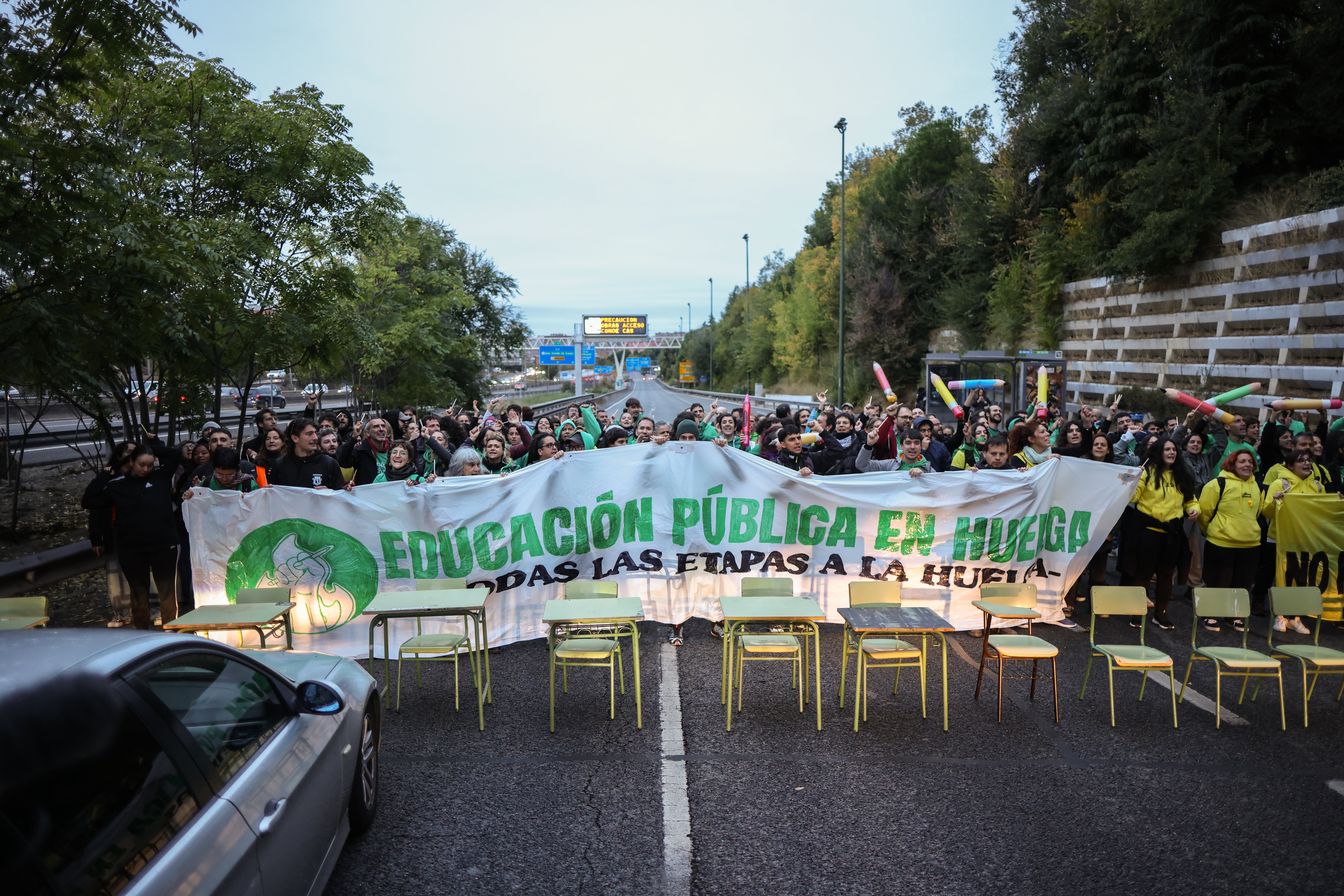 Profesores cortan la vía de servicio de la A3 Profesores cortan la vía de servicio de la A3