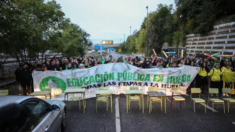 Profesores cortan la vía de servicio de la A3 Profesores cortan la vía de servicio de la A3