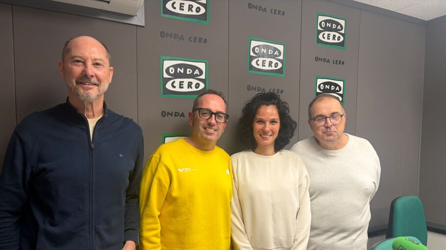 El equipo de Saul Brand, junto a representantes de Cruz Roja Castell&oacute;n. 