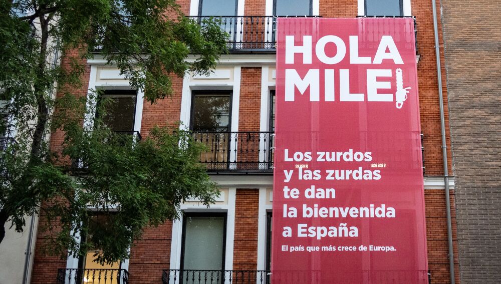 Lona en la facha del PSOE en Ferraz ante la visita del presidente argentino, Javier Milei, a España