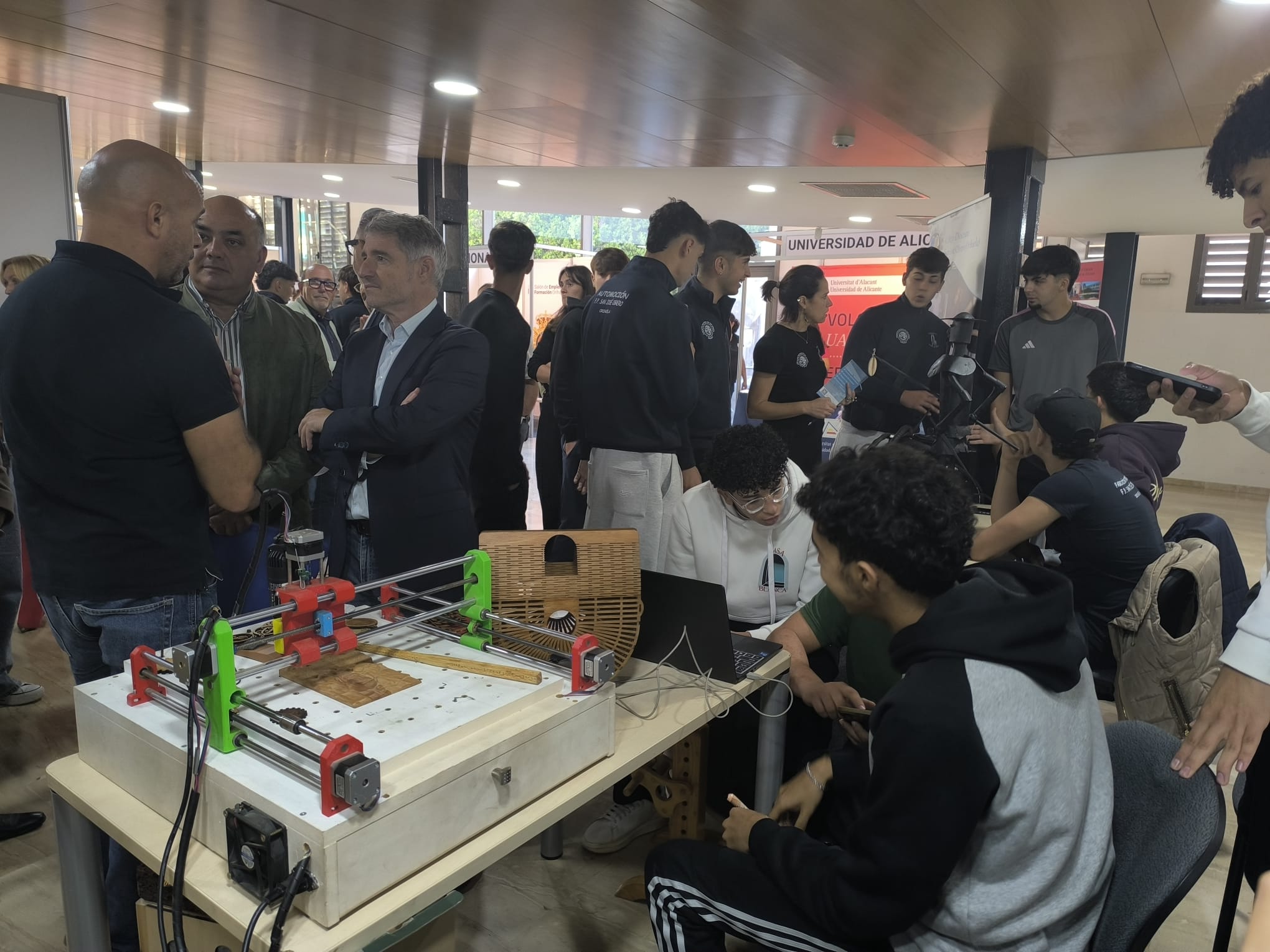 Orihuela celebra su IV Salón de Empleo y Formación situando la inteligencia artificial en el centro del futuro profesional de los jóvenes Orihuela celebra su IV Salón de Empleo y Formación situando la inteligencia artificial en el centro del futuro profesional de los jóvenes