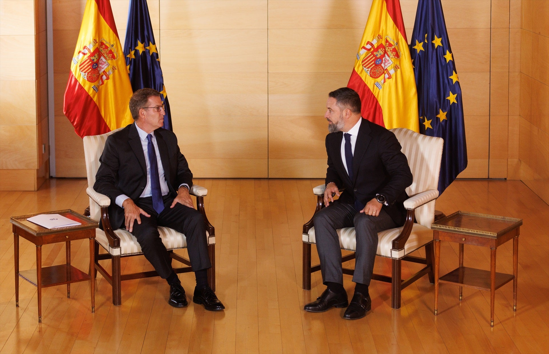El lider del PP, Alberto Núñez Feijóo y el líder de VOX, Santiago Abascal, durante una reunión en el Congreso de los Diputados El lider del PP, Alberto Núñez Feijóo y el líder de VOX, Santiago Abascal, durante una reunión en el Congreso de los Diputados