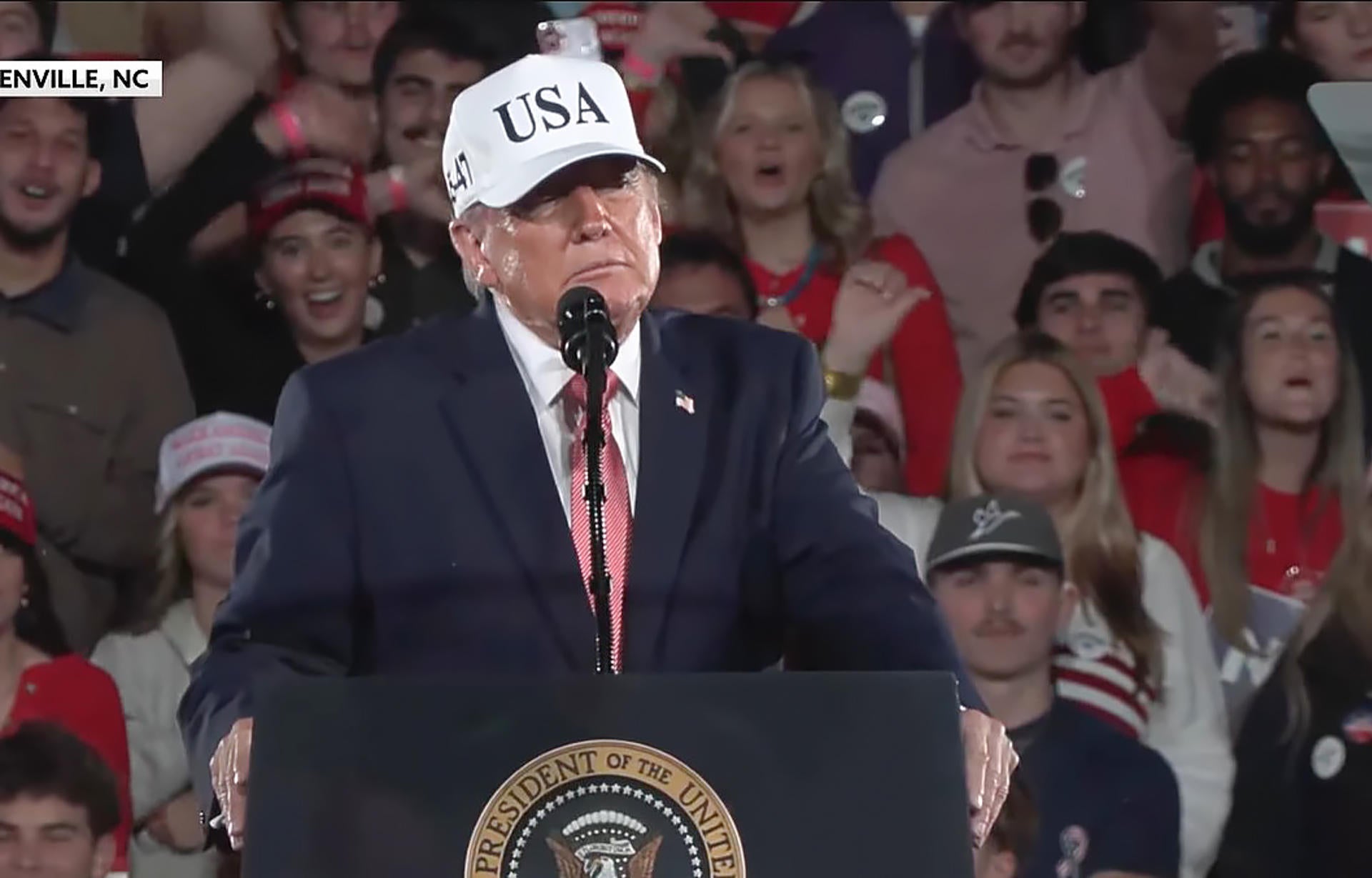 Trump acusa a España de "no haber hecho nada" cuando miles de migrantes "inundaron" Ceuta Trump acusa a España de "no haber hecho nada" cuando miles de migrantes "inundaron" Ceuta