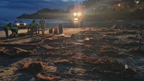 Trabajos de limpieza de la playa de Cullera tras el temporal