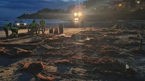 Trabajos de limpieza de la playa de Cullera tras el temporal Trabajos de limpieza de la playa de Cullera tras el temporal