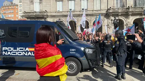 Cordón policial para separar a los seguidores y a los protestantes contra la presencia de Abascal en A Coruña Al final hubo cargas policiales por el lanzamiento de objetos por parte de los protestantes.