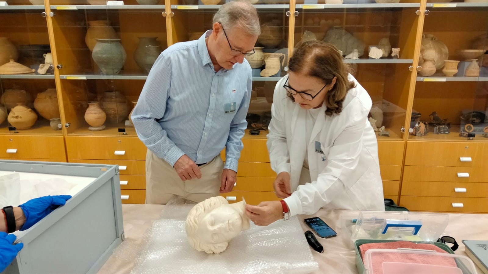 Los técnicos examinan el mármol de la Venus de Alicante Los técnicos examinan el mármol de la Venus de Alicante