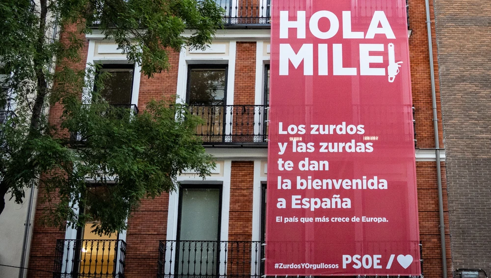 El PSOE ha desplegado una lona en la fachada de su sede madrileña/ EFE/PSOE El PSOE ha desplegado una lona en la fachada de su sede madrileña/ EFE/PSOE