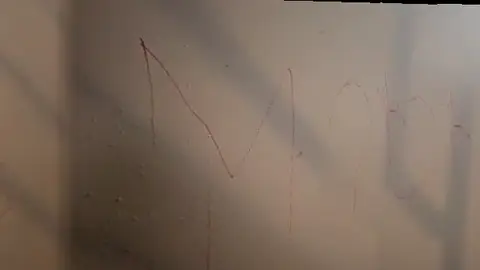Óscar Pérez denuncia una amenaza de muerte en el portal donde viven sus padres. Óscar Pérez denuncia una amenaza de muerte en el portal donde viven sus padres.