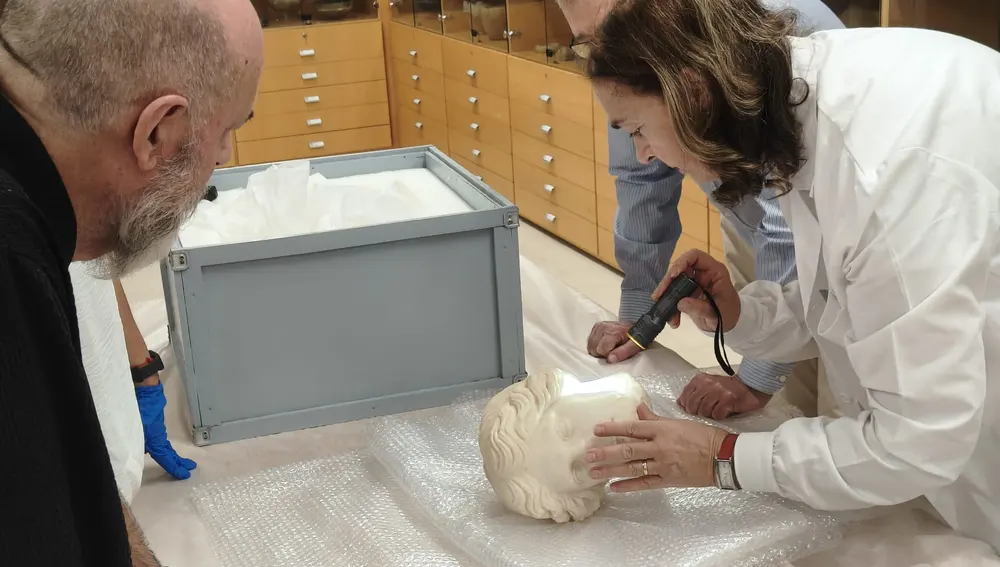 María Pilar Lapuente examina la escultura María Pilar Lapuente examina la escultura
