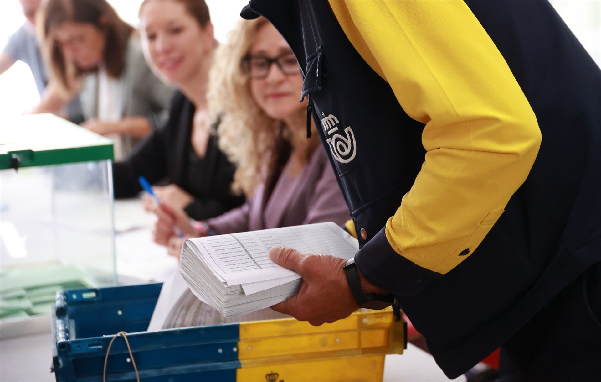Imagen de archivo de personal de correos que acude a los colegios electorales para depositar el voto por correo. Imagen de archivo de personal de correos que acude a los colegios electorales para depositar el voto por correo.