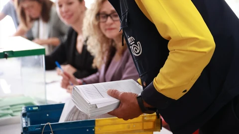 Imagen de archivo de personal de correos que acude a los colegios electorales para depositar el voto por correo.