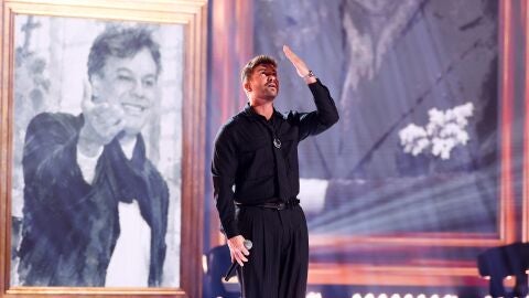 Pablo Albor&aacute;n canta 'Ya lo s&eacute; que t&uacute; te vas' como homenaje a Juan Gabriel en los Premios Billboard de la M&uacute;sica Latina 2026