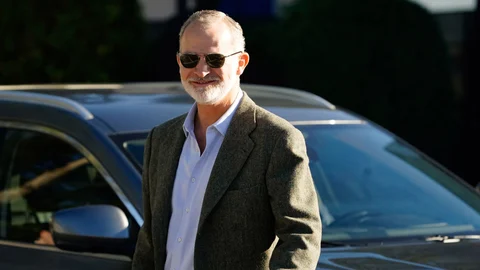 El rey Felipe VI abandona la clínica en la que se ha sometido a una operación de cataratas en Oviedo