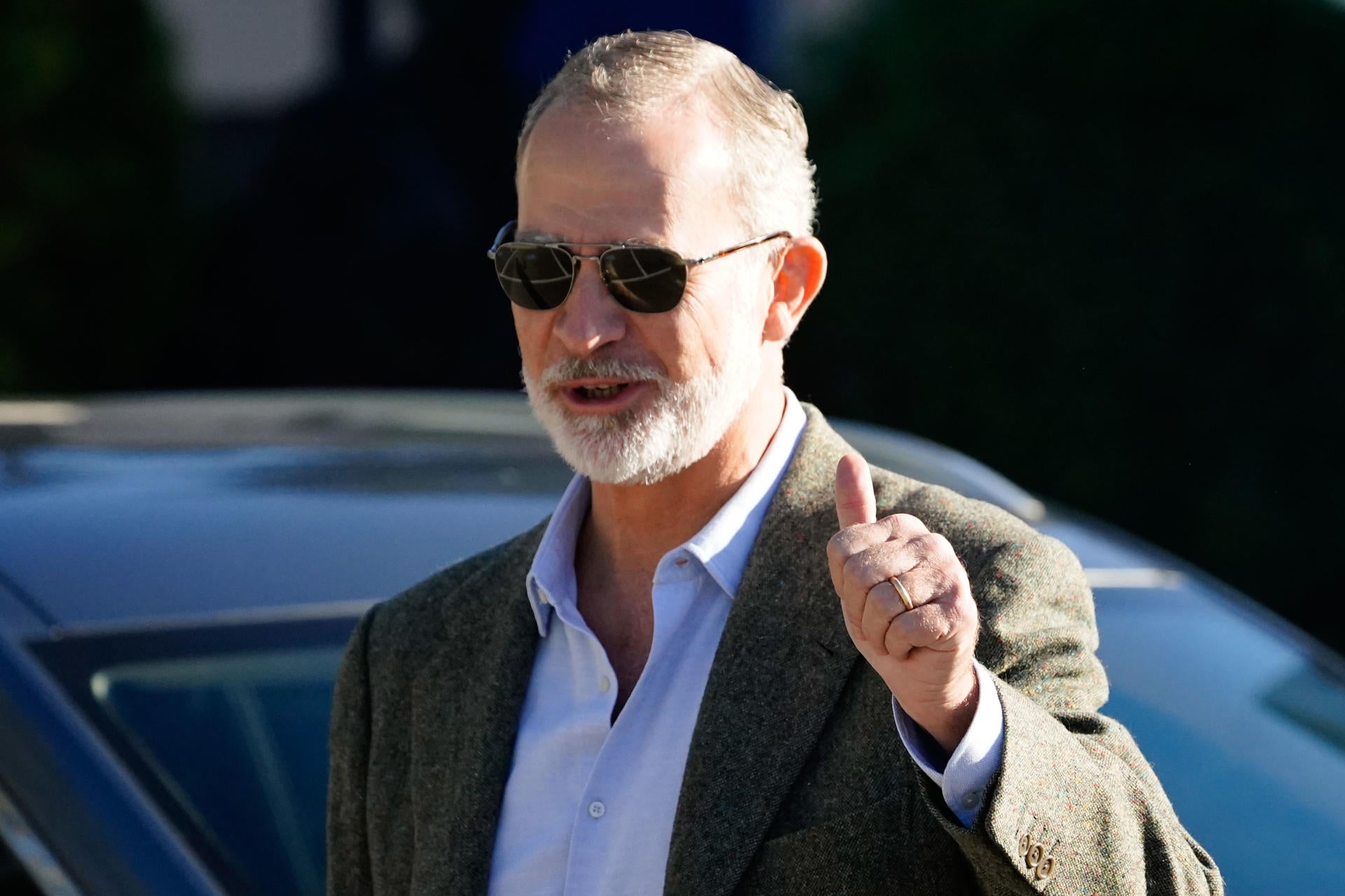 El rey Felipe VI saluda a los medios tras abandonar este domingo la clínica de Oviedo donde fue sometido a una operación de cataratas en su ojo izquierdo. El rey Felipe VI saluda a los medios tras abandonar este domingo la clínica de Oviedo donde fue sometido a una operación de cataratas en su ojo izquierdo.
