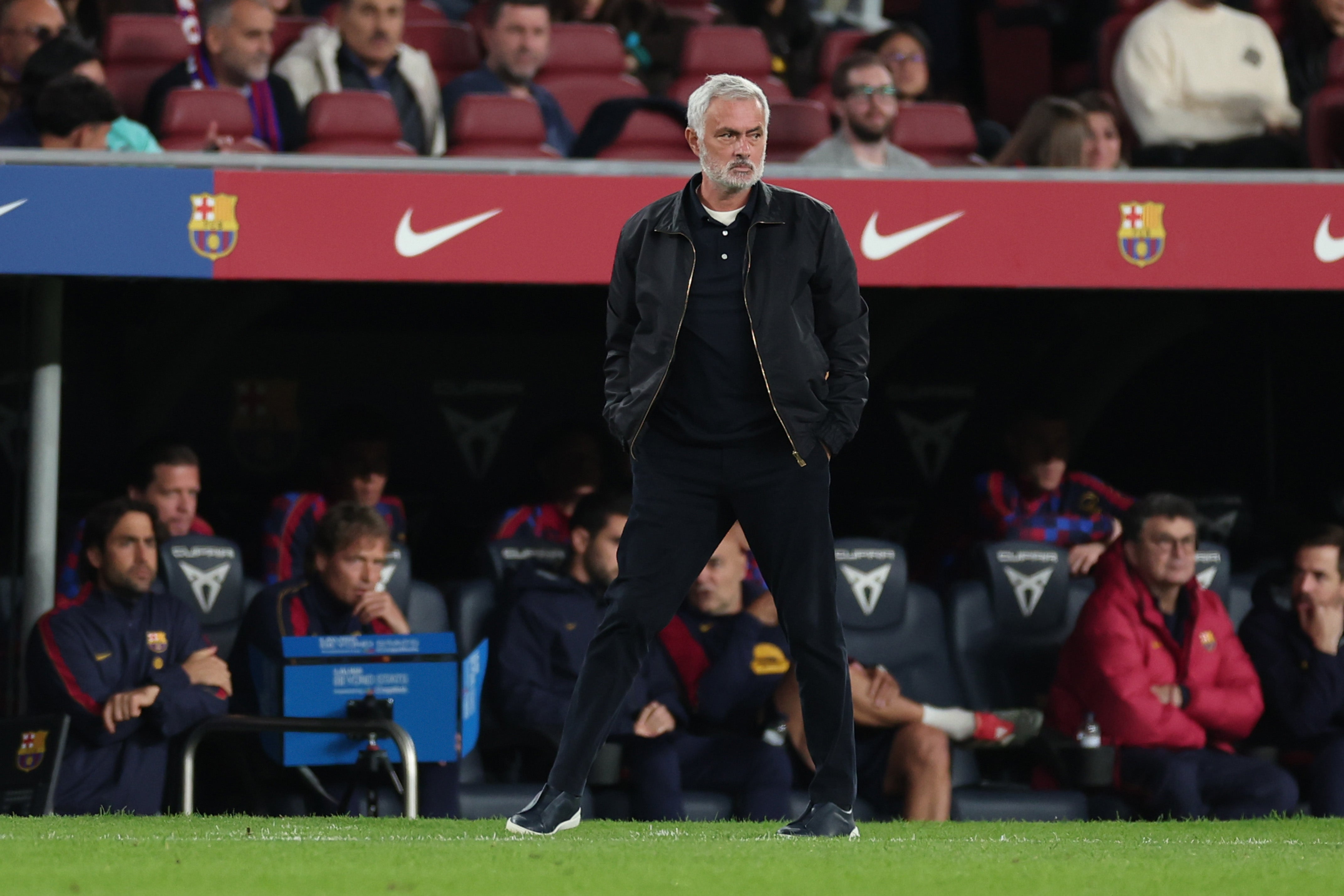 Mourinho en el banquillo durante el Barça-Madrid Mourinho en el banquillo durante el Barça-Madrid