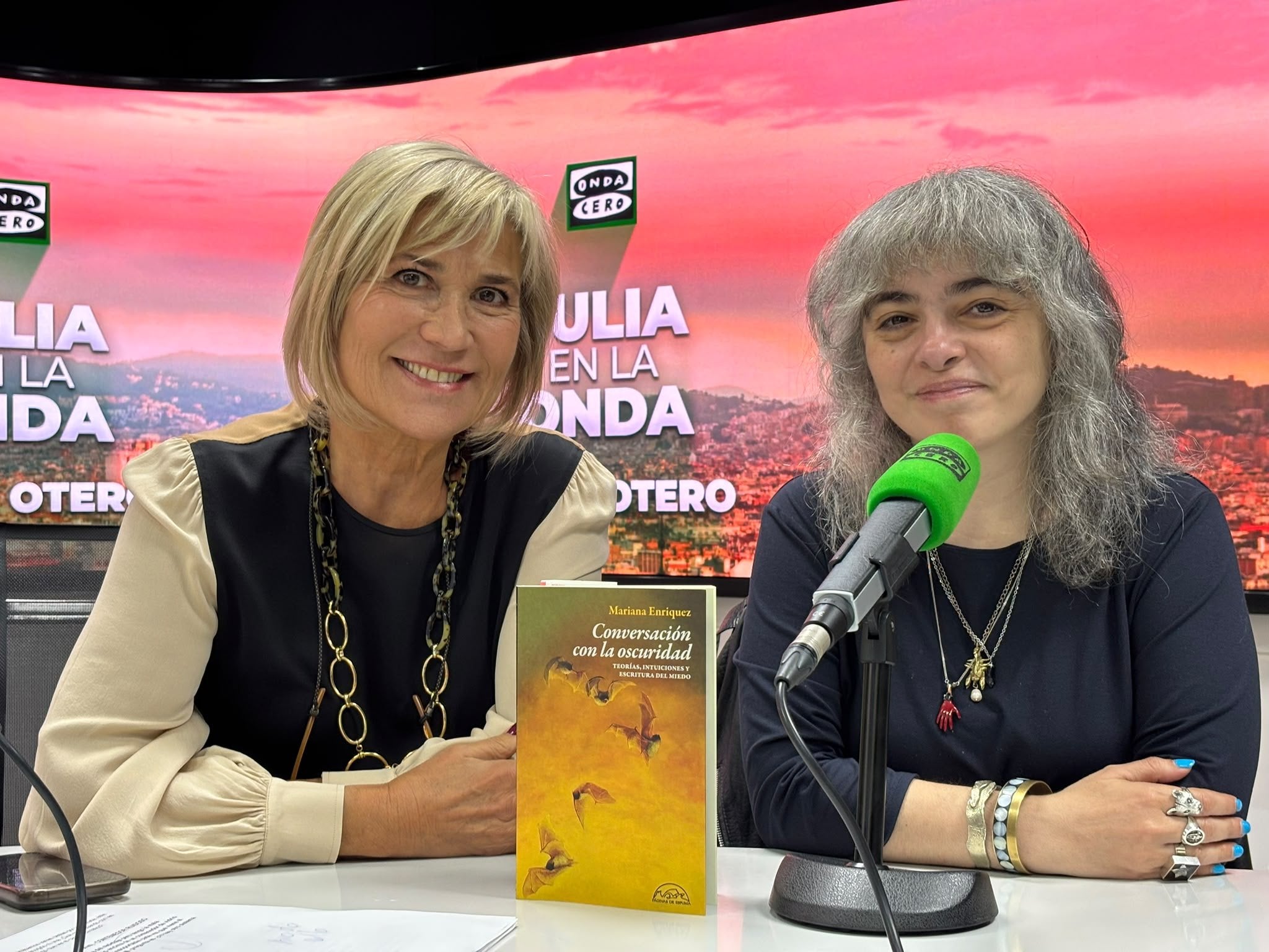 Julia Otero con la escritora Mariana Enríquez Julia Otero con la escritora Mariana Enríquez