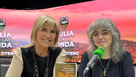 Julia Otero con la escritora Mariana Enríquez Julia Otero con la escritora Mariana Enríquez