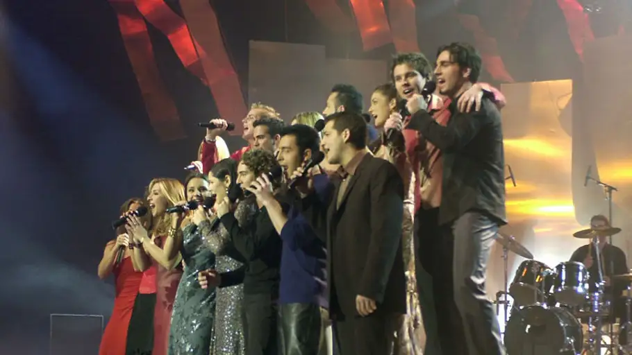 Los participantes del concurso cantaron "Mi música es tu voz" en la gala final del programa "Operación Triunfo". Los participantes del concurso cantaron "Mi música es tu voz" en la gala final del programa "Operación Triunfo".