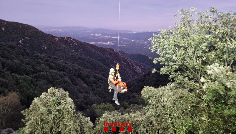 Los Bombers de Ctalunya durante las labores de rescate tras el accidente del autobús en Fogars (Barcelona) Los Bombers de Ctalunya durante las labores de rescate tras el accidente del autobús en Fogars (Barcelona)
