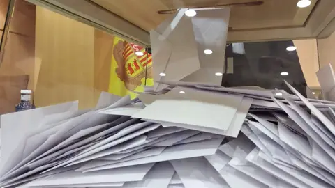 Imagen de archivo de una urna llena de votos. Imagen de archivo de una urna llena de votos.