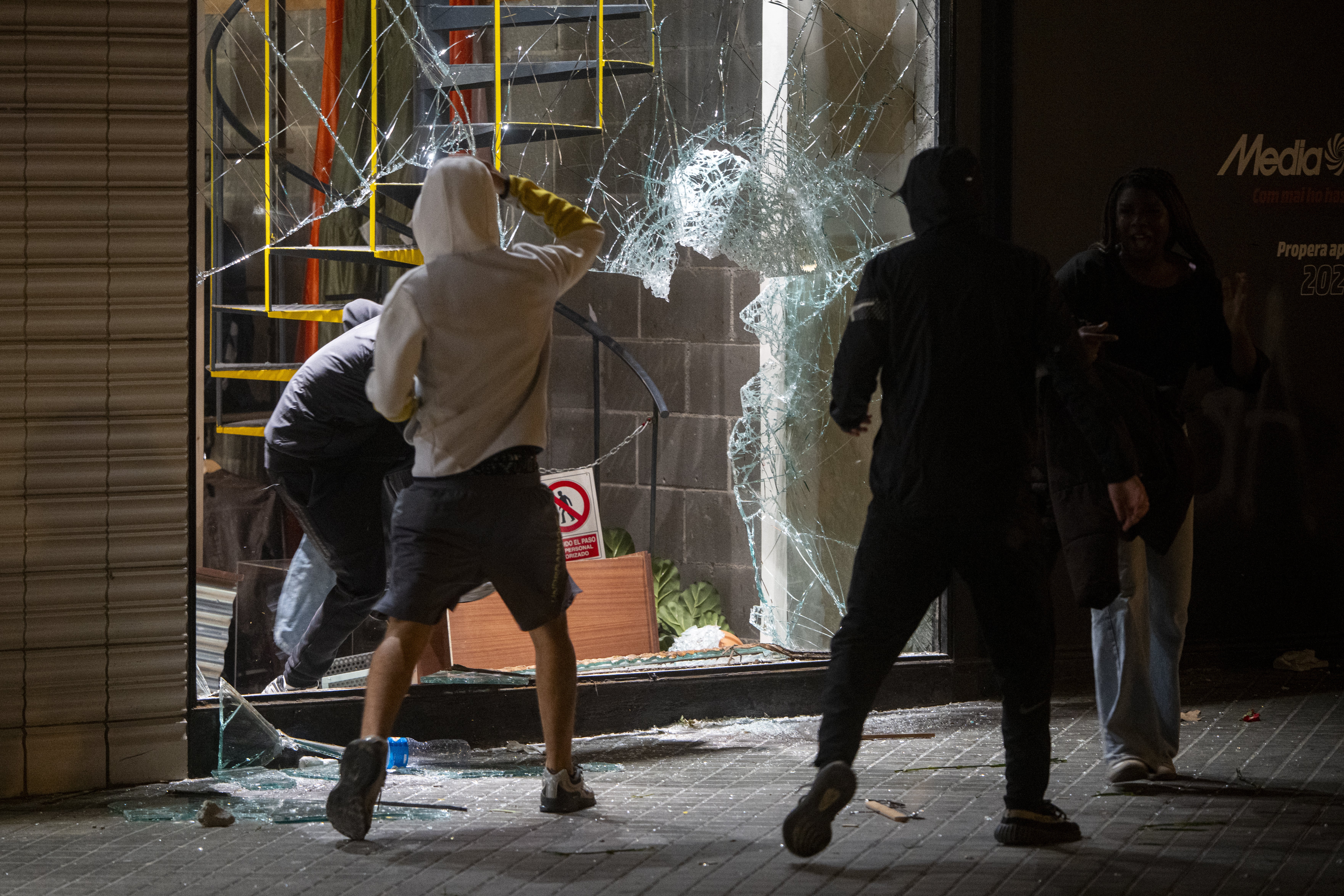 Imagen de los disturbios en Barcelona: varios jóvenes entran a saquear una tienda. Imagen de los disturbios en Barcelona: varios jóvenes entran a saquear una tienda.