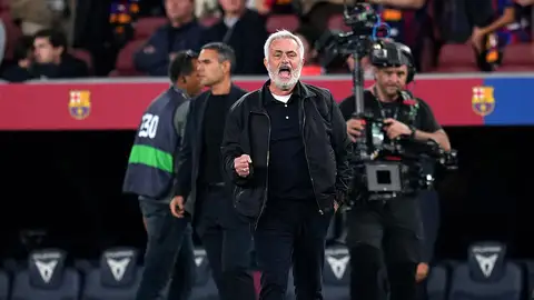 José Mourinho celebra la victoria del Real Madrid en el Camp Nou José Mourinho celebra la victoria del Real Madrid en el Camp Nou