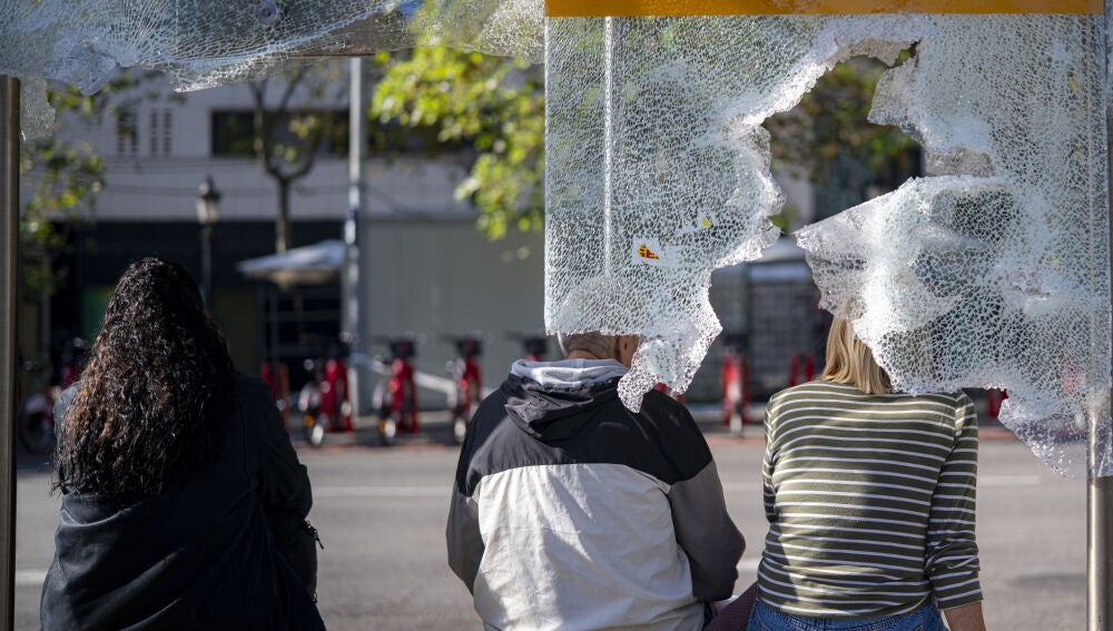 Marquesina de una parada de bus al día siguiente de los disturbios.