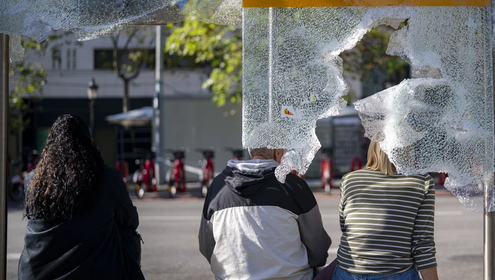 Marquesina de una parada de bus al día siguiente de los disturbios. Marquesina de una parada de bus al día siguiente de los disturbios.